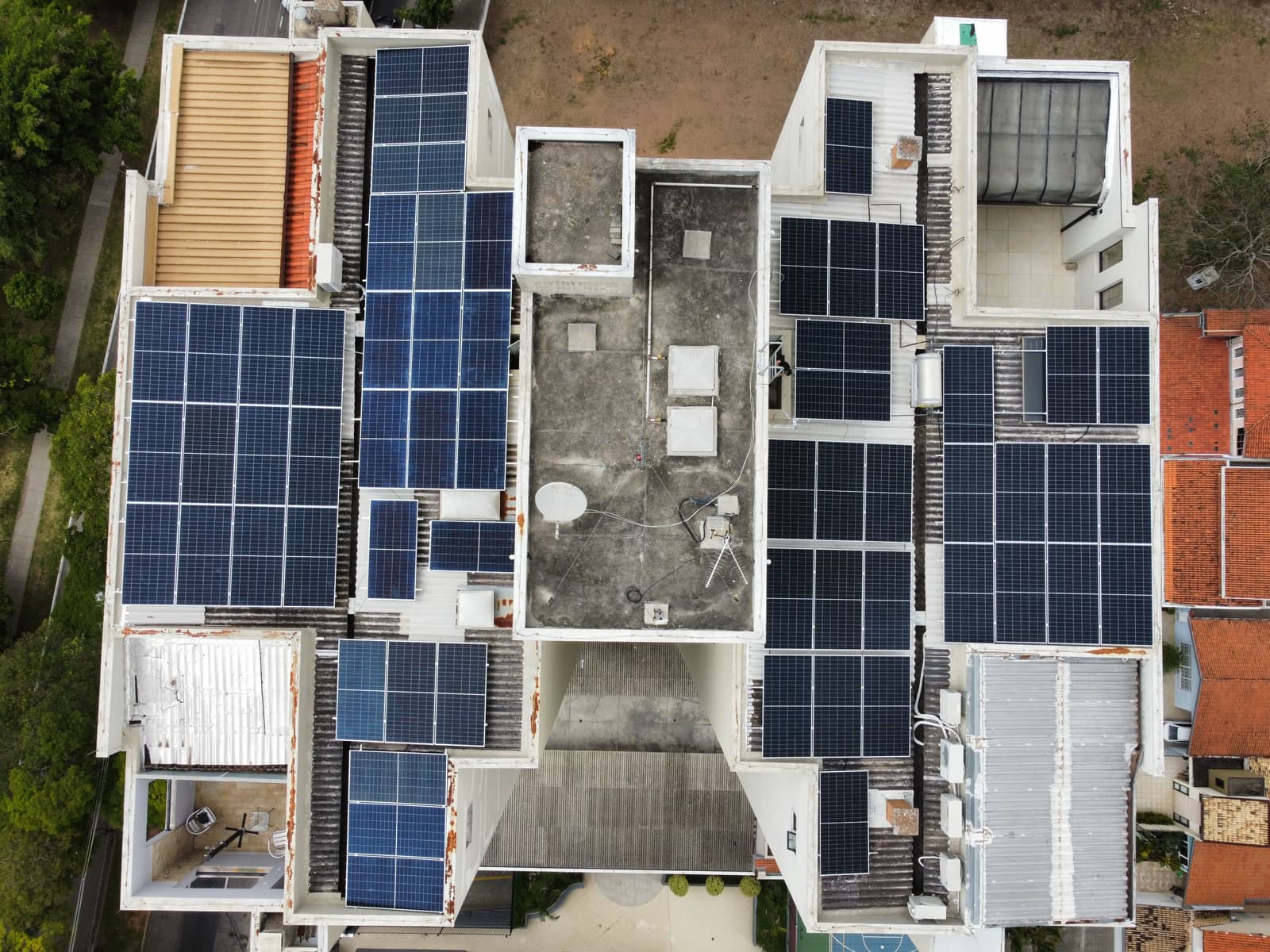 Projeto solar residencial com cobertura completa visto por drone