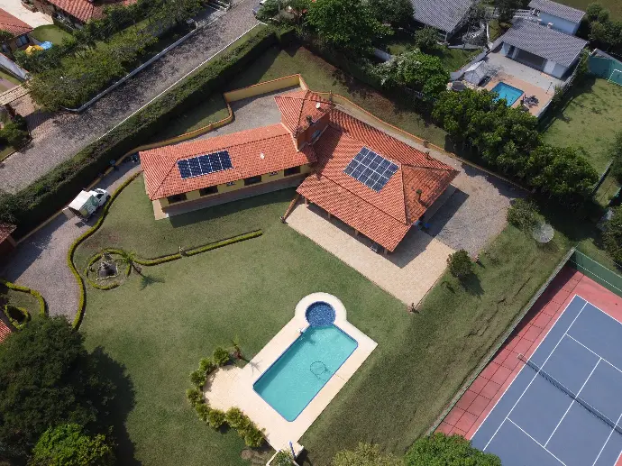 Projeto residencial com painéis solares visto por drone