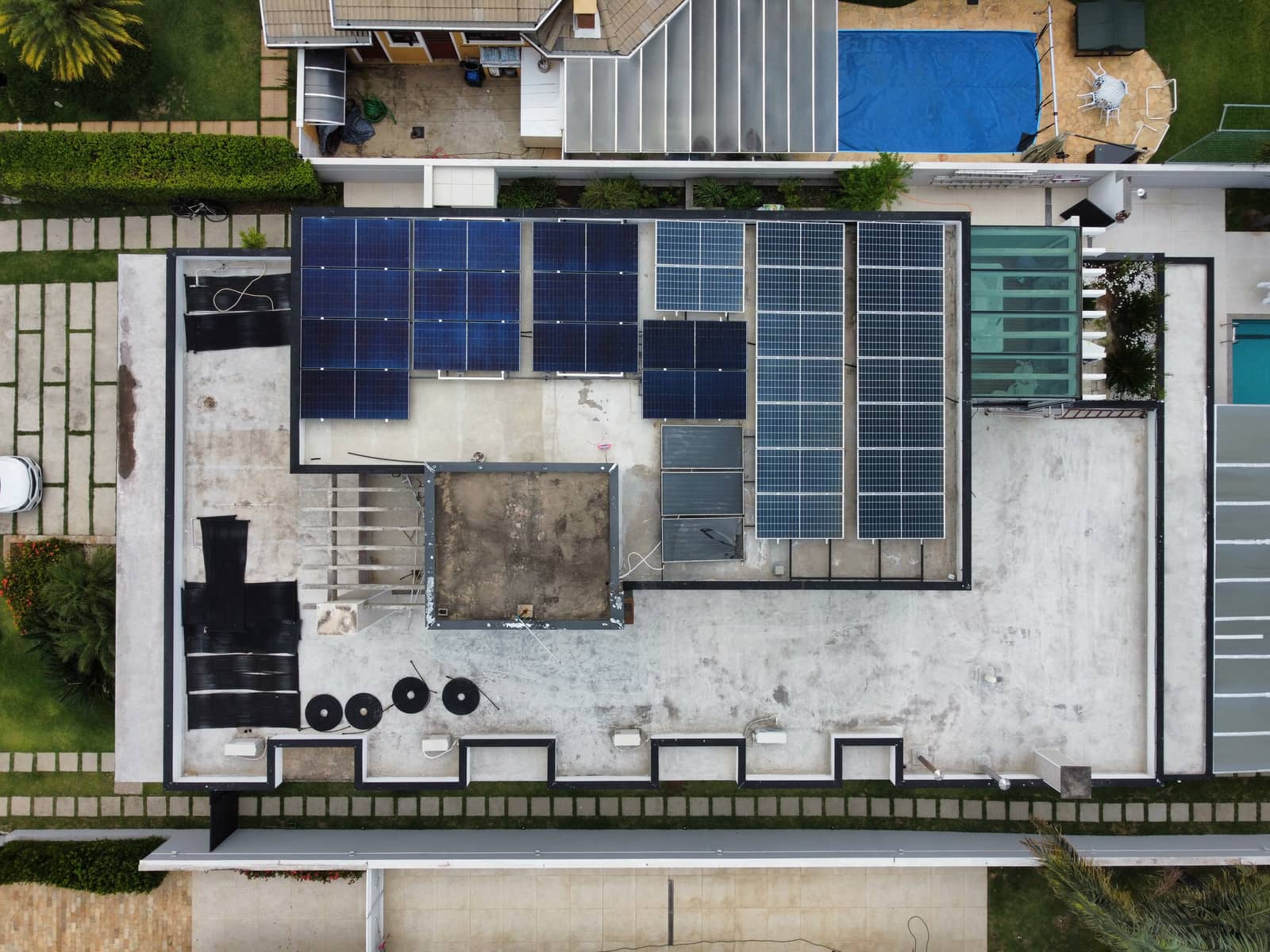Sistema fotovoltaico residencial em cobertura plana