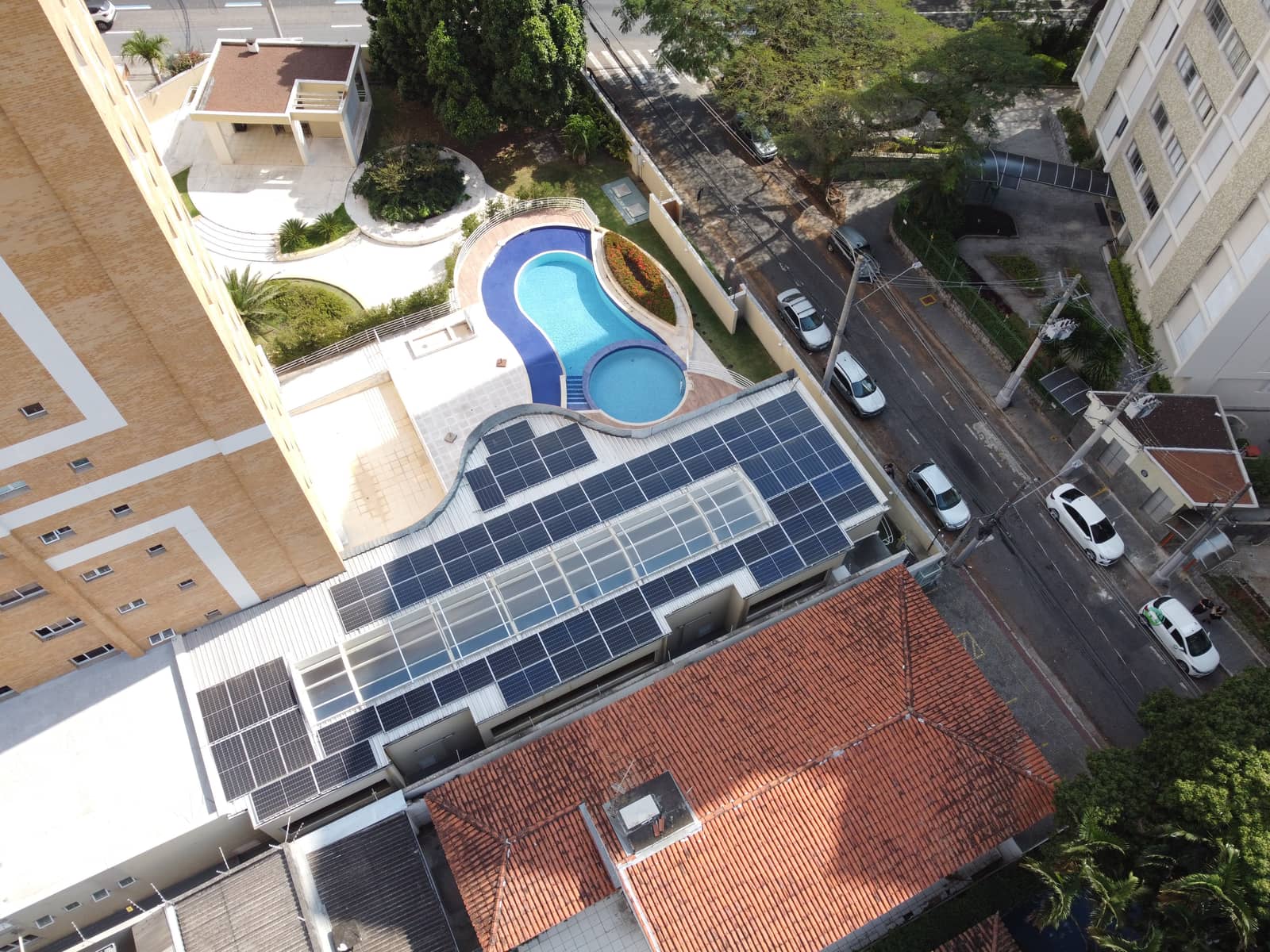 Sistema solar em cobertura com vista para área de lazer