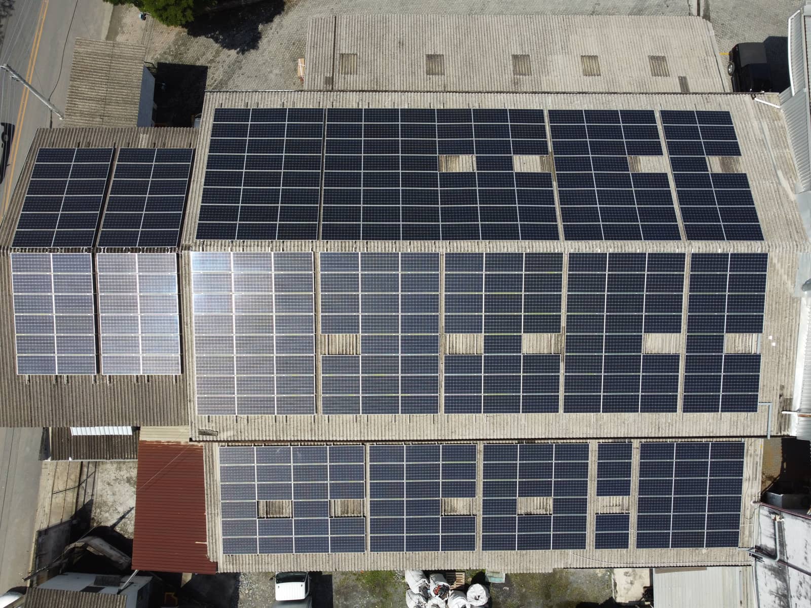 Projeto fotovoltaico em ampla cobertura comercial