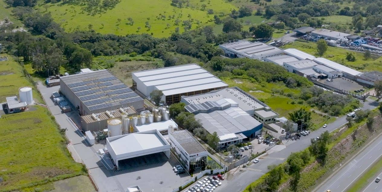 Projeto solar industrial com vista aérea ampla