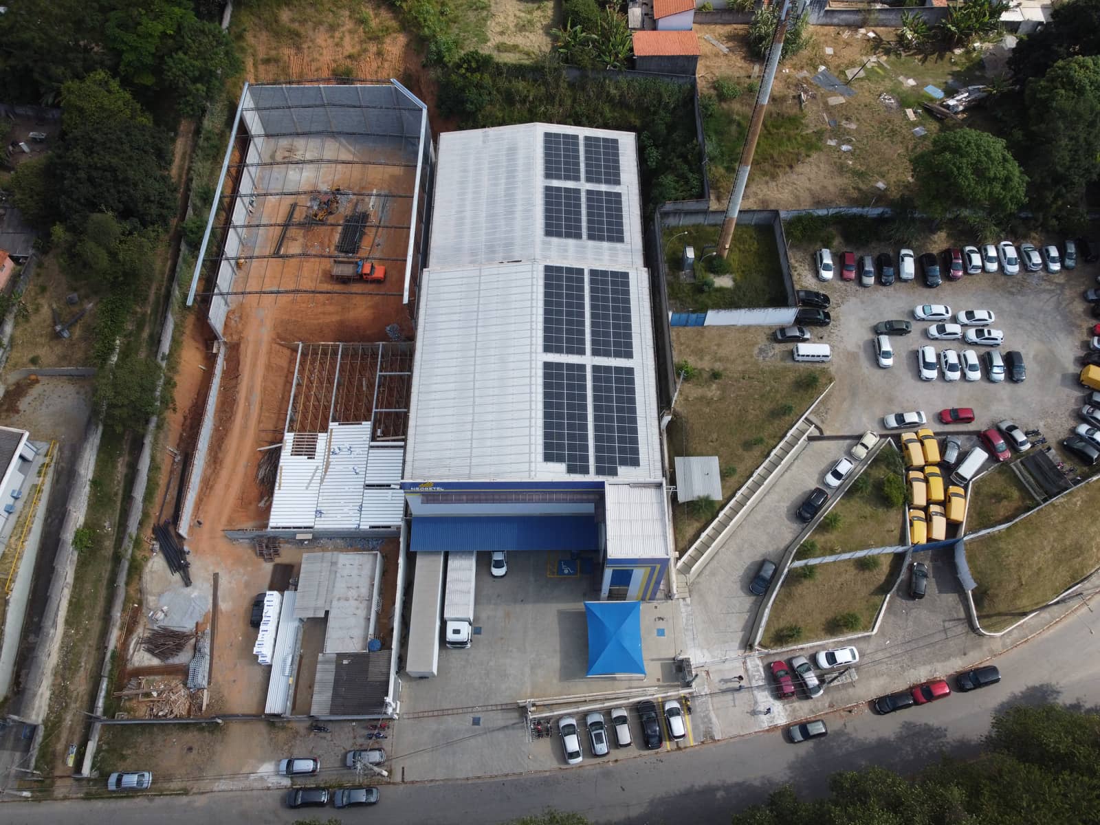 Instalação solar em estrutura industrial vista aérea